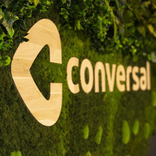 Conversal logo hout met mos